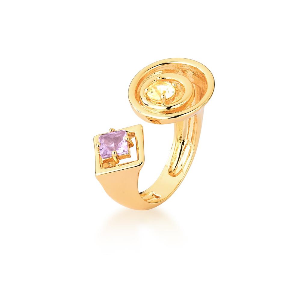 Look great and stand out in the crowd with this stylish ring. Crafted with a modern twist, this ring is made with a high quality material so it's lightweight and durable. The shining crystals and modern design add a touch of sophistication to any look.