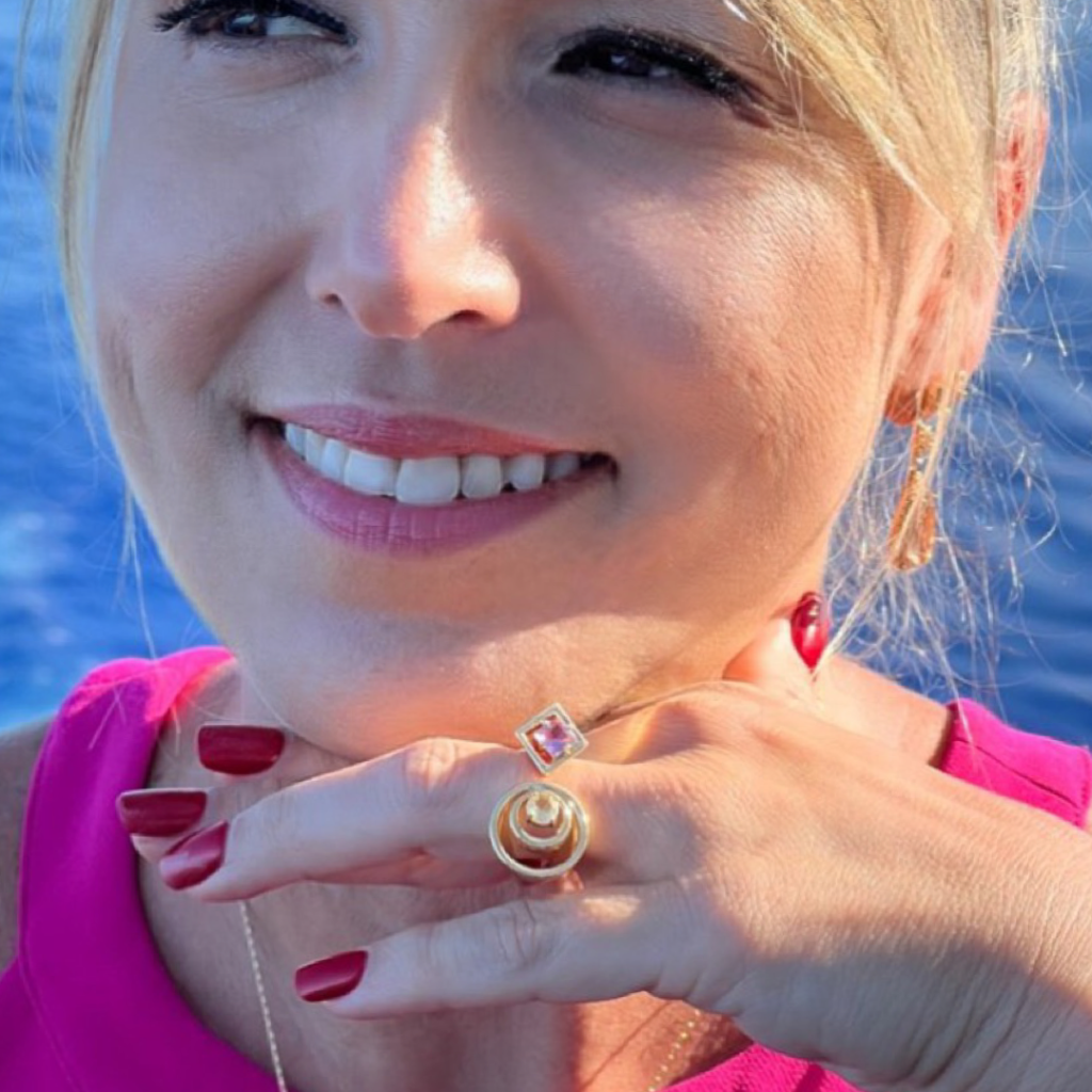 Look great and stand out in the crowd with this stylish ring. Crafted with a modern twist, this ring is made with a high quality material so it's lightweight and durable. The shining crystals and modern design add a touch of sophistication to any look. 