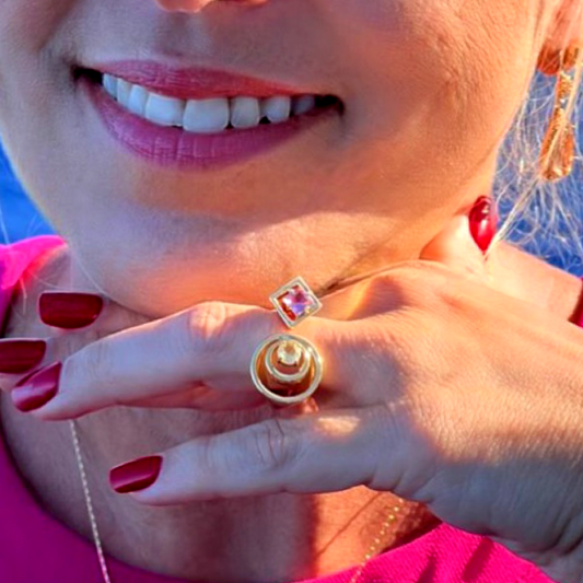 Look great and stand out in the crowd with this stylish ring. Crafted with a modern twist, this ring is made with a high quality material so it's lightweight and durable. The shining crystals and modern design add a touch of sophistication to any look.