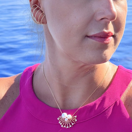 Adorn yourself with this gorgeous gold plated necklace with pearls and crystals. Delicate and stylish, this necklace has a lovely, feminine touch.