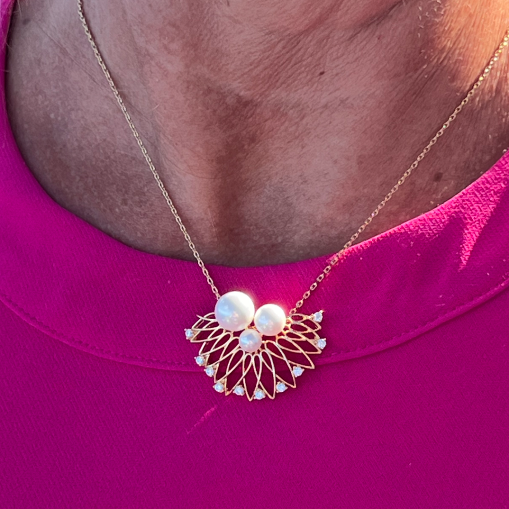 Adorn yourself with this gorgeous gold plated necklace with pearls and crystals. Delicate and stylish, this necklace has a lovely, feminine touch. 